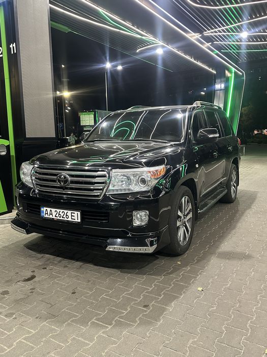 Машина тойота 200