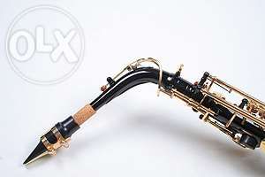 Saxofone alto preto e dourado.