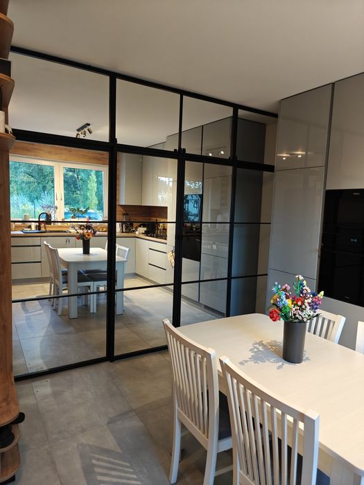 Ścianka loft czarna z lustrami