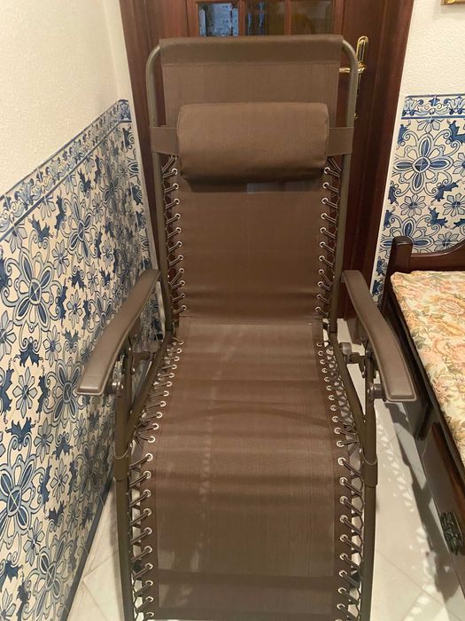 Cadeira/Espreguiçadeira de jardim/piscina/interior, reclinável entre 2 posições, castanha escura