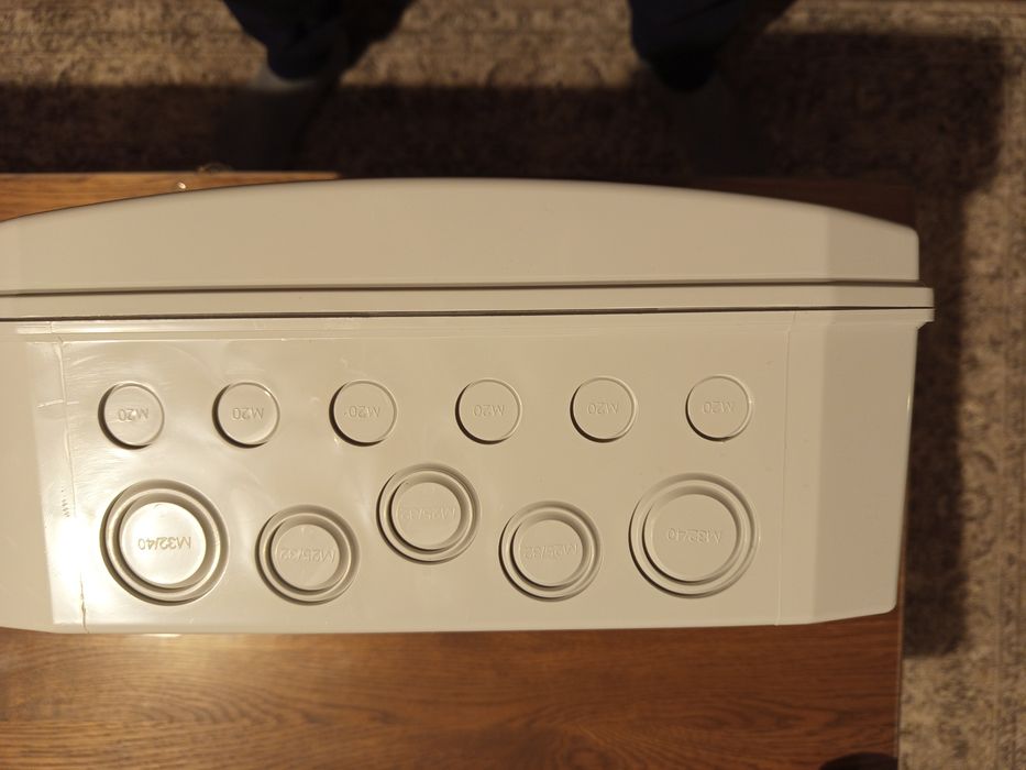 Rozdzielnica natynkowe/bezpieczniki