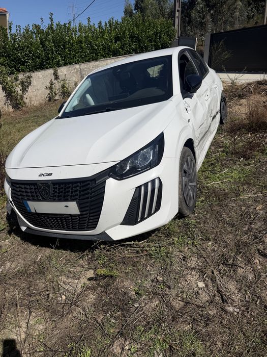 Peugeot 208 a trabalhar poucos km