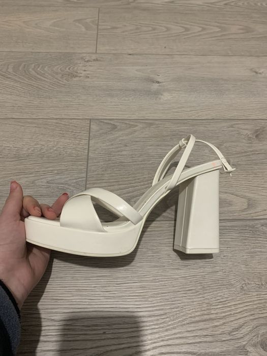 Біленькі каблуки