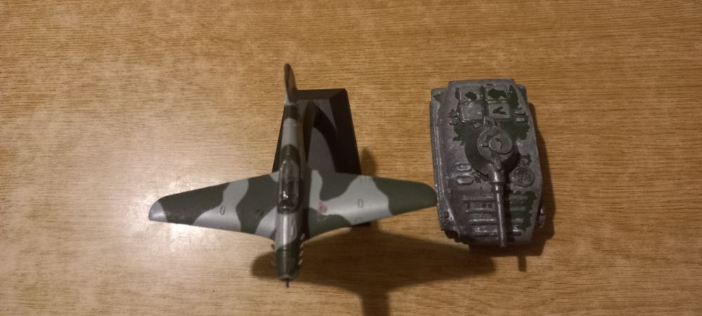 Модель БТР ВИЗ,  та винищувач ЯК-9, металеві, гарний стан.
