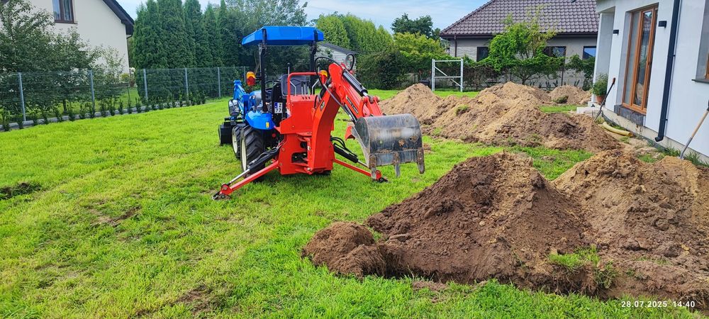 Usługi traktorkiem z koparką i ładowaczem czołowym oraz glebogryzarka