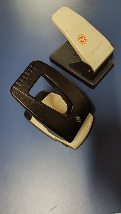 Dois furadores de papel