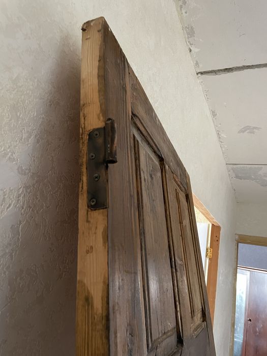 Продам ДЕРЕВЯННУЮ дверь