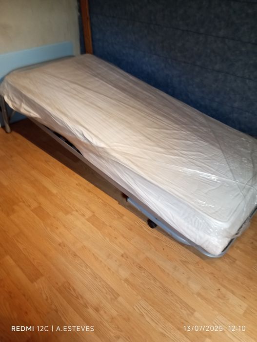 Duas camas com colchões