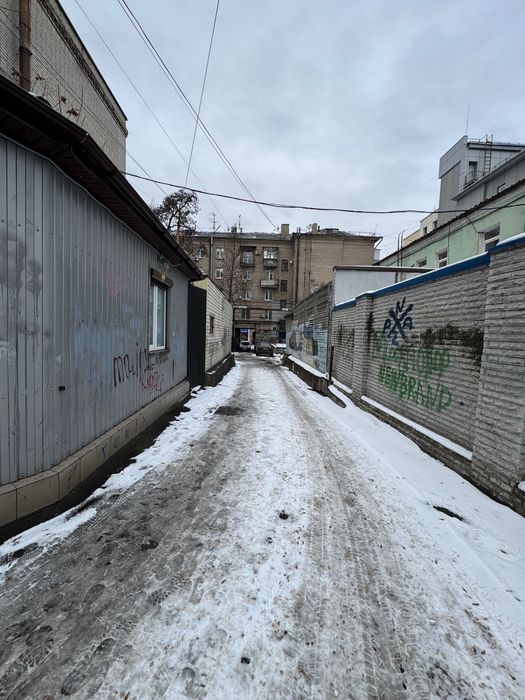 Оренда 4-поверхової офісної будівлі з закритою територією