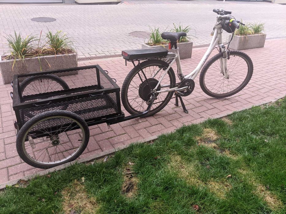 Rower elektryczny z przyczepka.