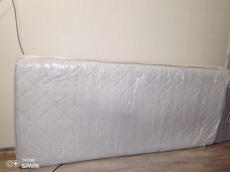 Продам ліжко з матрацом