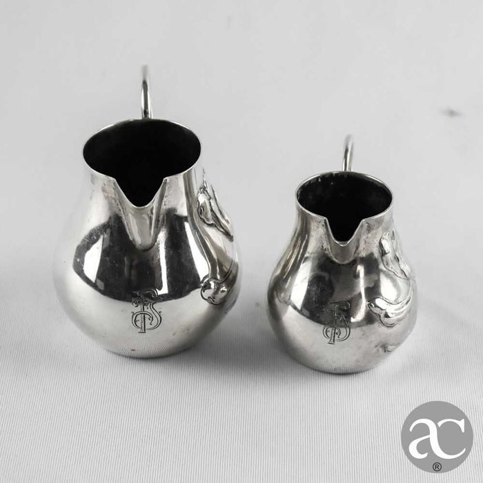 Conjunto de 2 leiteiras em prata, Arte Nova, com monograma