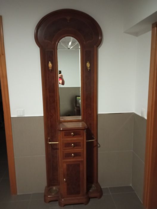 Móvel bengaleiro e chapeleiro de entrada.