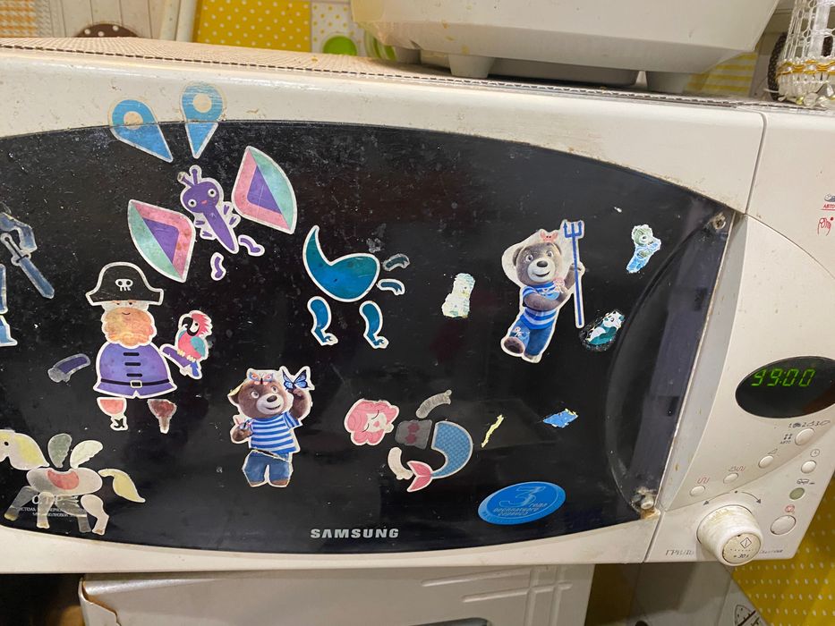 Мікрохвильова піч з грилем .