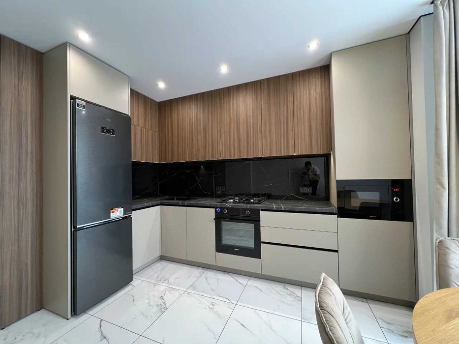 Укомплектована двокімнатна з видом на гори