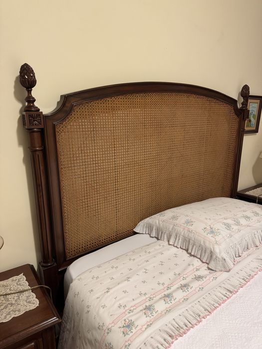 Cama de Casal + Colchão + 2 Mesinhas de Cabeceira + 2 Candeeiros