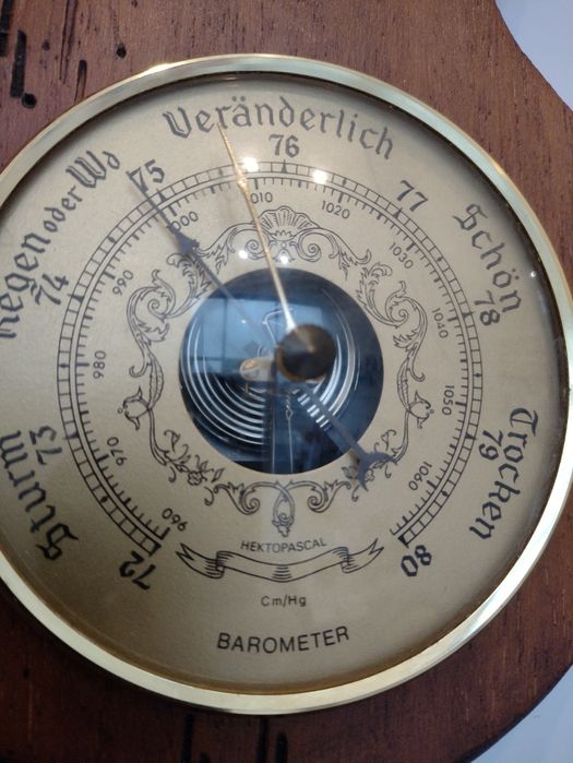 Барометр, гигрометр на дереве. Есть гектопаскали. Германия.