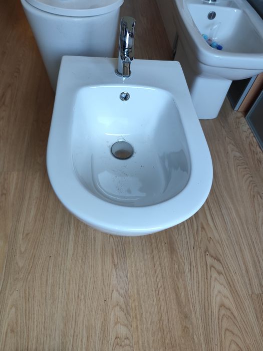 Bidé com design moderno com torneira