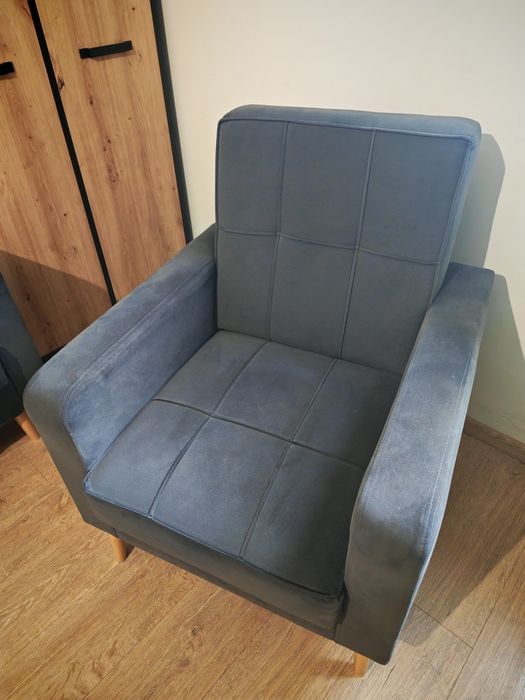 Fotel ciemnoszary z przeszyciami