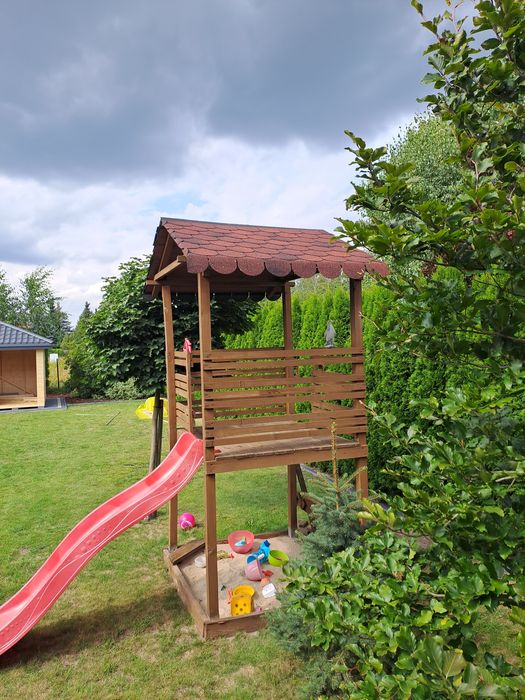 Domek drewniany dla dzieci ze zjeżdżalnią i akcesoriami