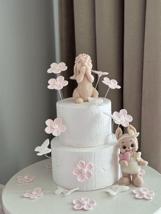 Zestaw na tort Króliczek z motylkiem na nosku , kwiatki