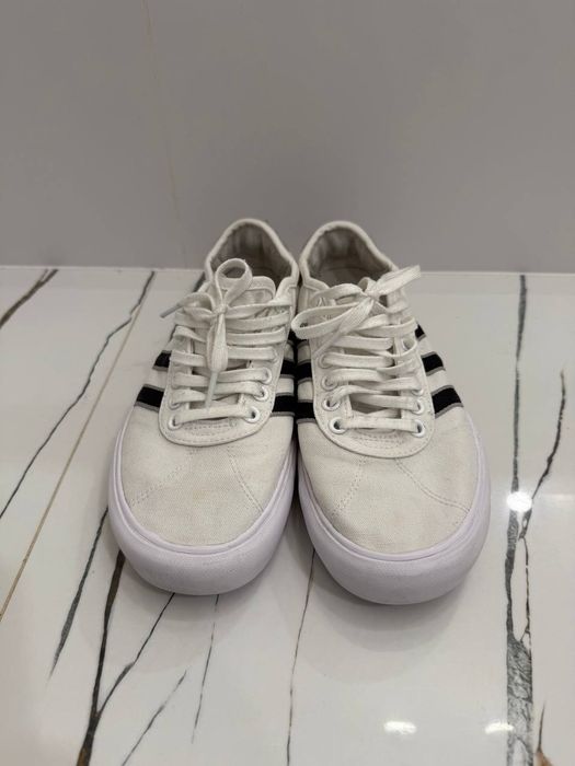 Білі кеди adidas