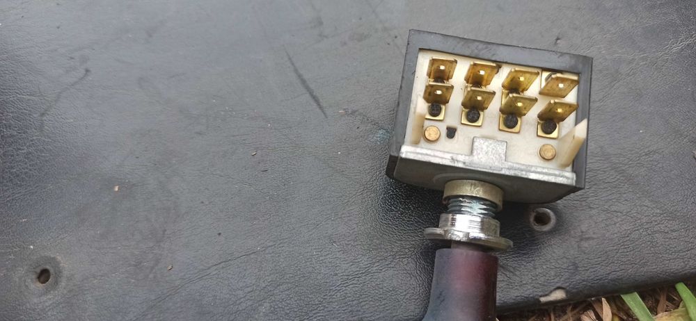 Реле и кнопка аварийной сигнализации и значек АЗЛК