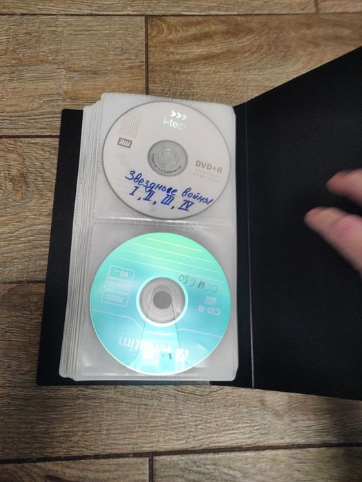 Папка с дисками с фильмами и мультиками