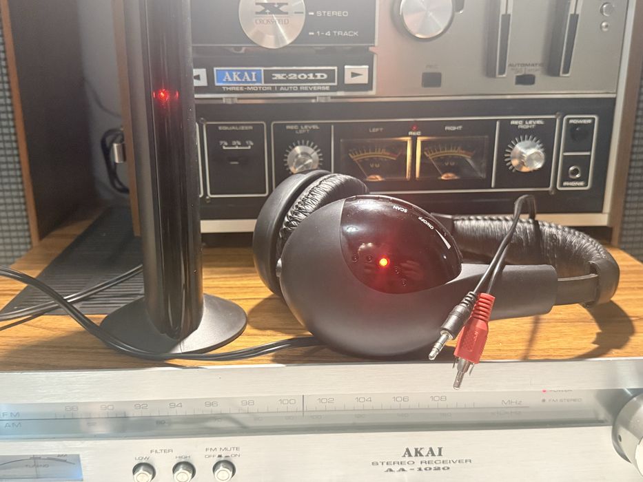 Sluchawki Akai graja zarowno przez bluetooth jak i po kablu jack rca.