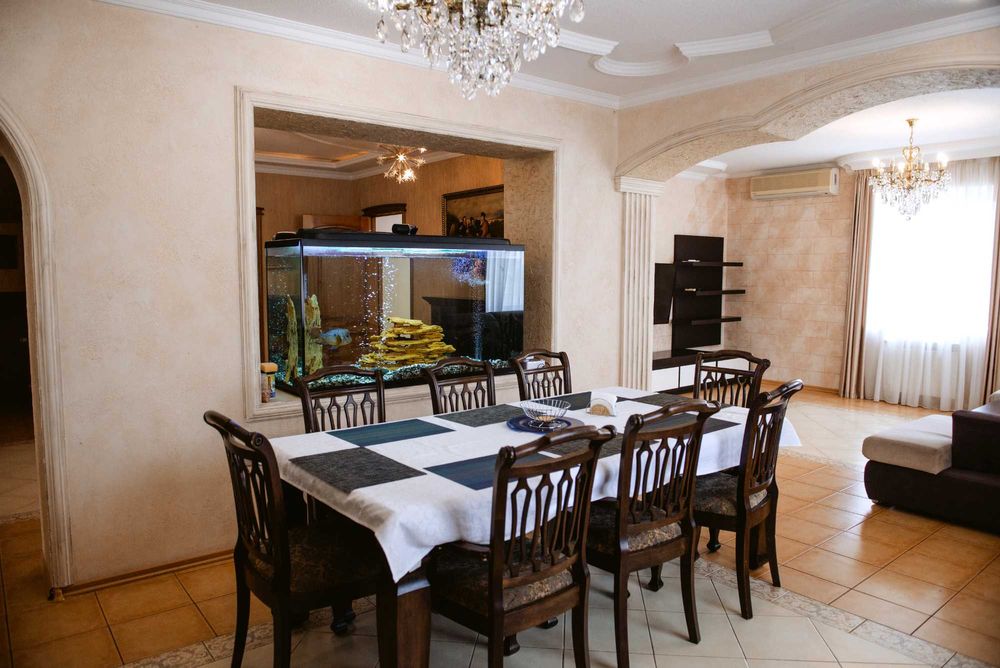 Оренда будинку на березі Дніпра з басейном.