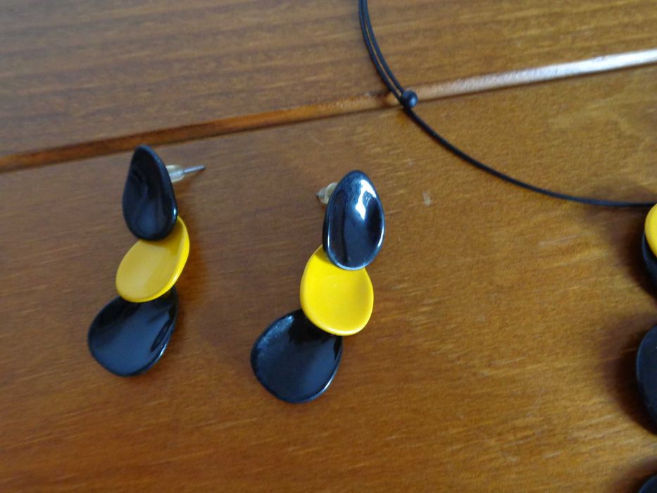 Conjunto de colar, brincos, pulseira, em metal