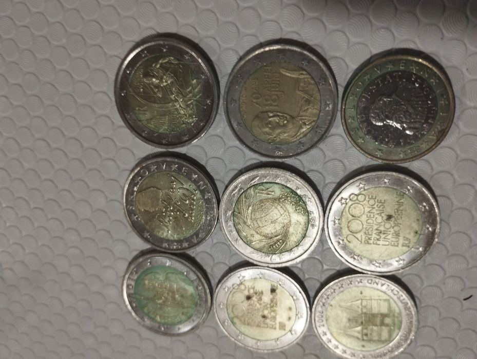 Moedas de 2€ em muito bom estado.