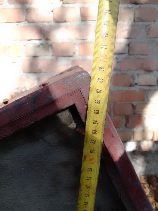 Собача буда покрита бляхою