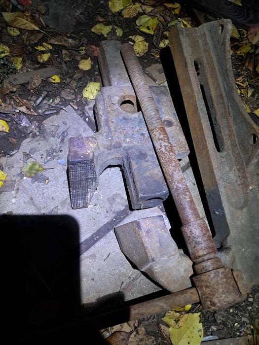 Тиски стальньіе 180 мм