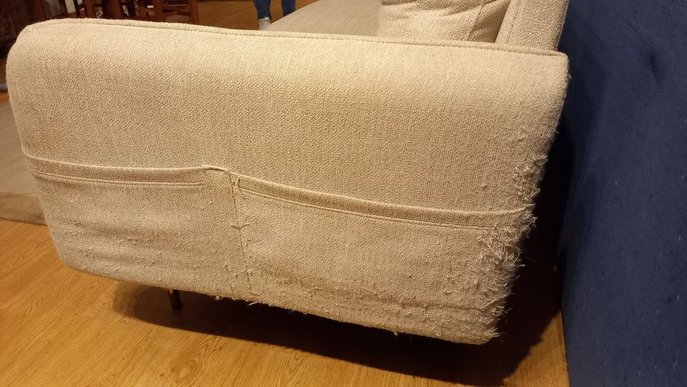 Sofá cor bege com algum uso .