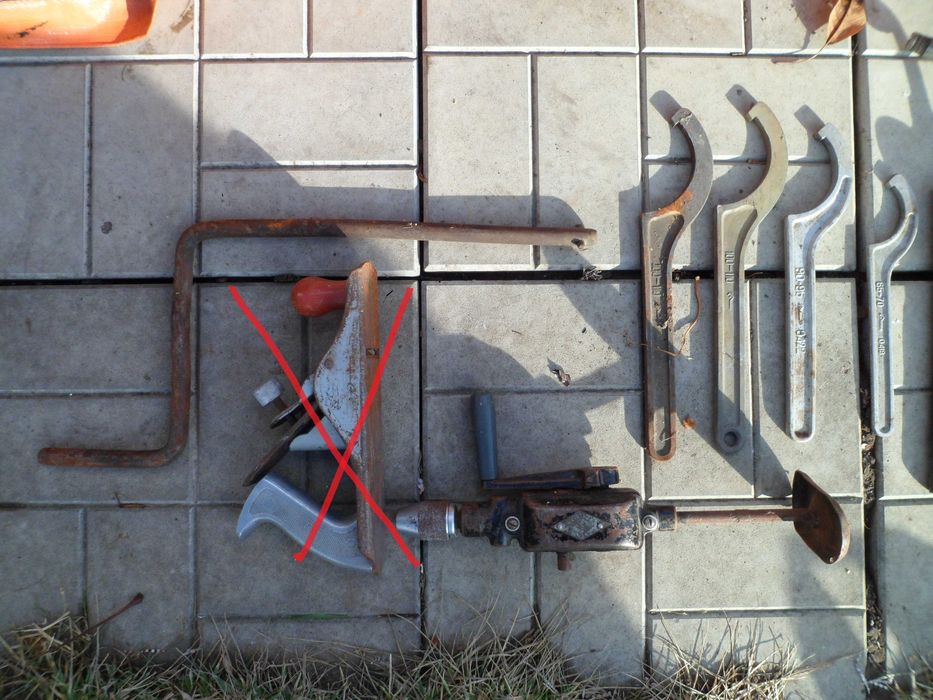 Різний інструмент, лампа, шприц, вороток, дрель, ключі