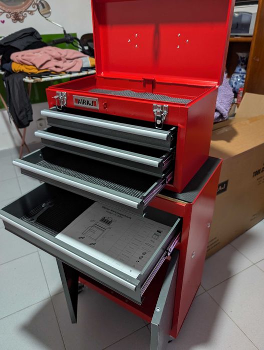 Móvel em metal para ferramentas