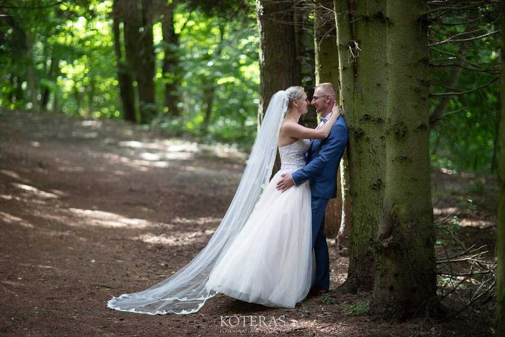 Suknia ślubna razem z długim welonem