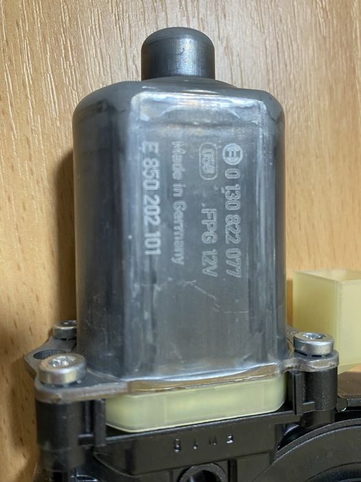 Моторчик склопідйомника Porsche Macan 0130822077