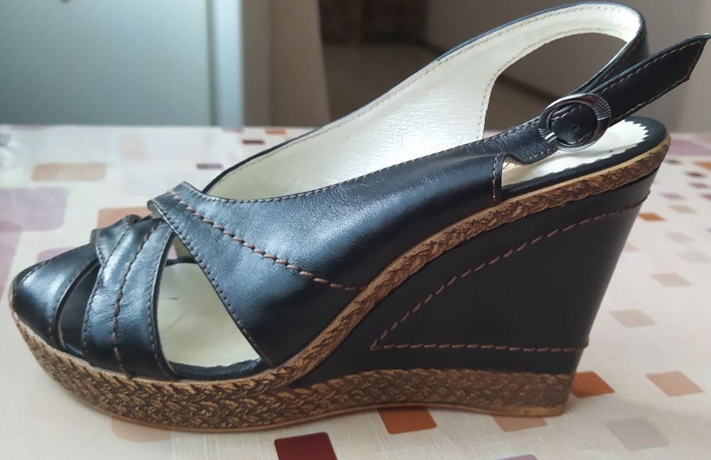 Босоніжки шкіряні жіночі 38 р.