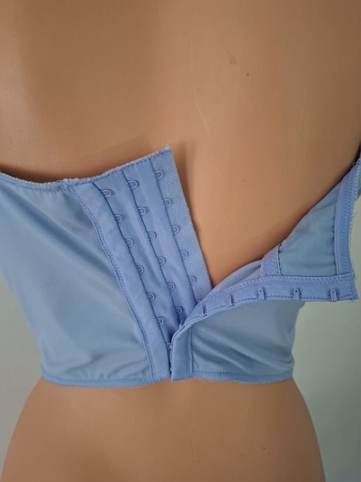 Gorset z biustonoszem koronkowym z haftem w kwiaty top