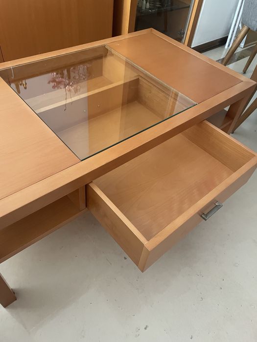 Mesa de centro em tom madeira