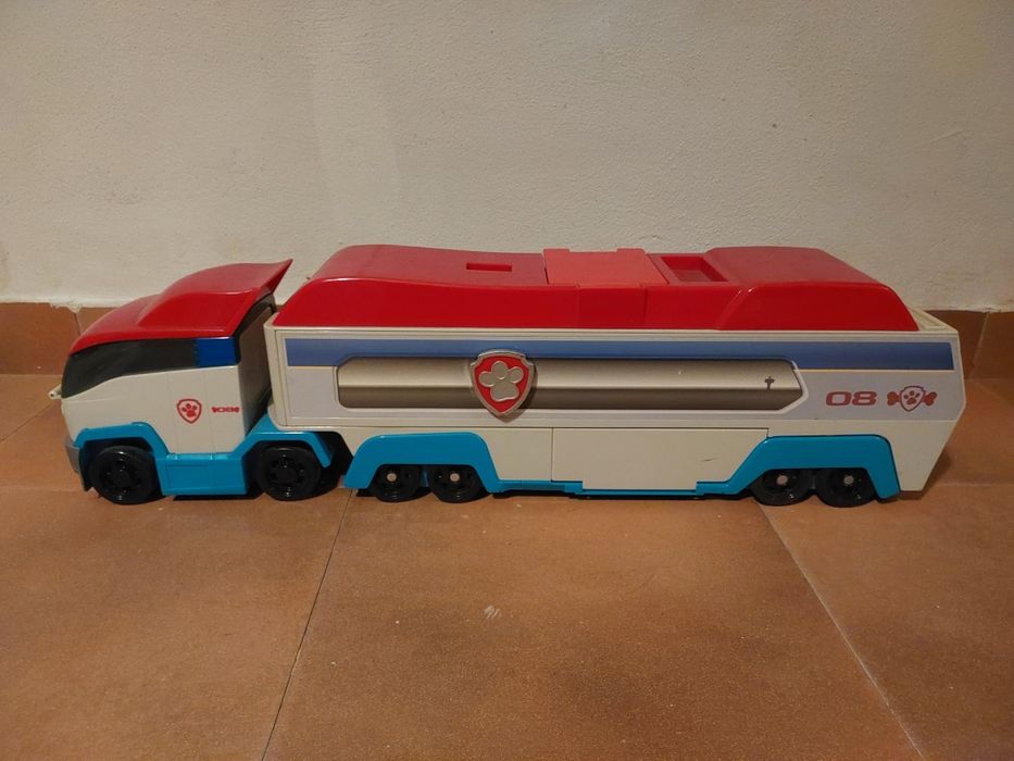 Camião patrulheiro da patrulha pata