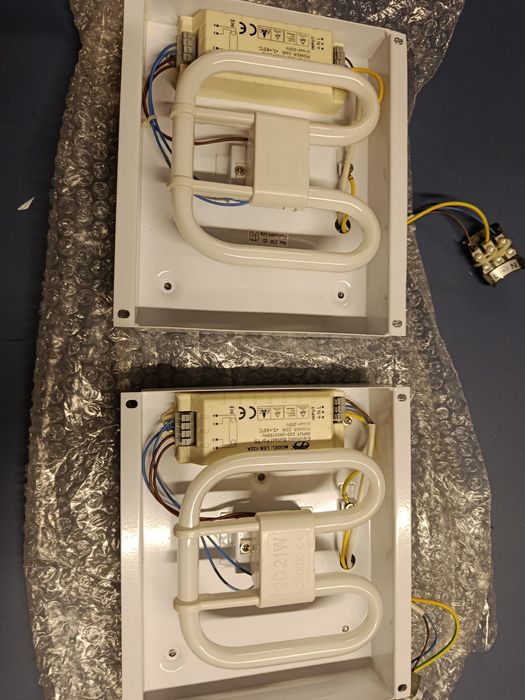 Świetlówka kompaktowa 2D  21W .