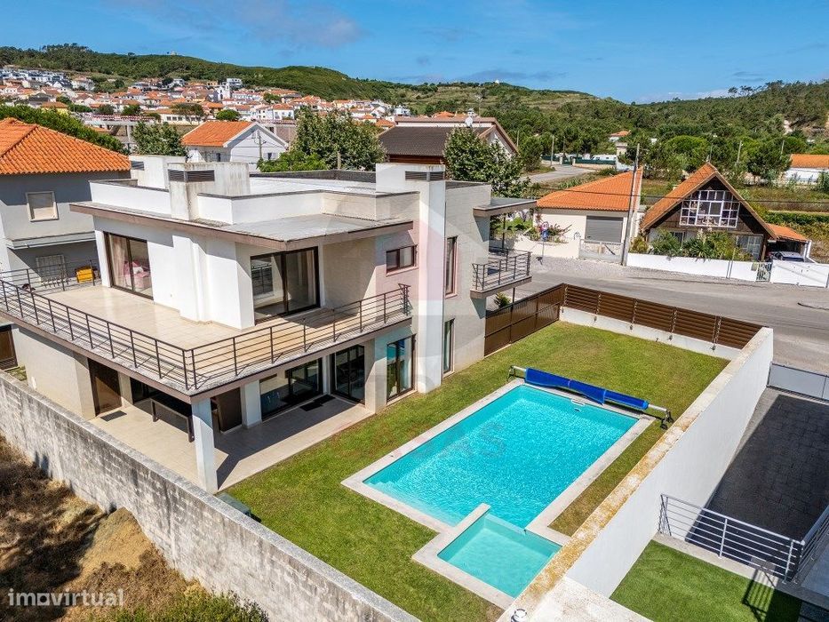 Moradia contemporânea com piscina privada em Salir do Porto