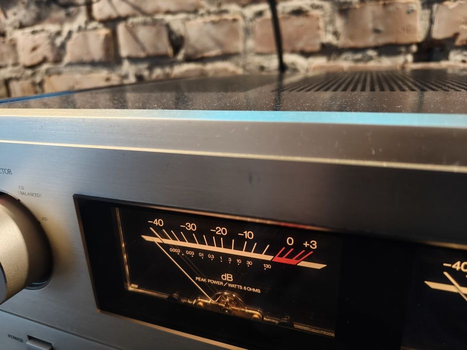 Wzmacniacz Accuphase E305V z pilotem.