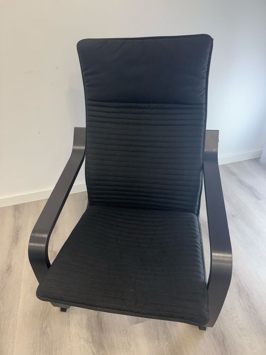 Cadeira preta com braços de madeira