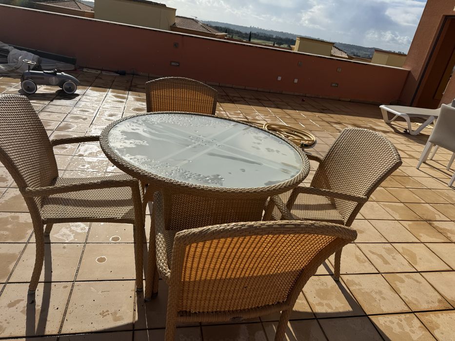 Mesa com tampa de vidro