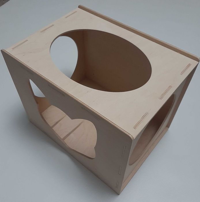 Wiszący domek, budka dla kota na ścianę