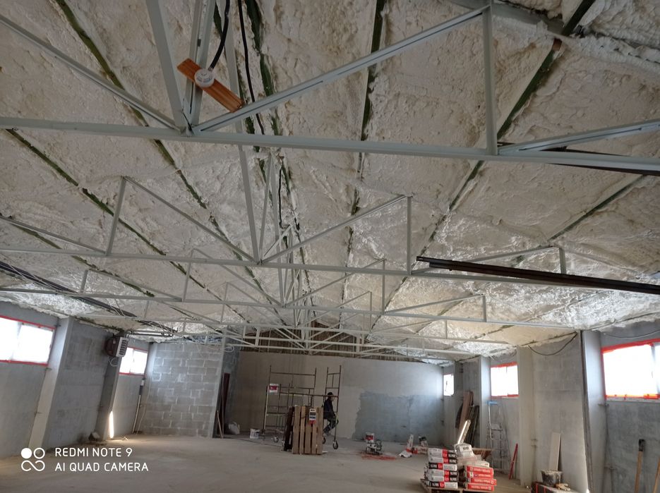 Izolacje natryskowe piana pur ocieplenie poddasza